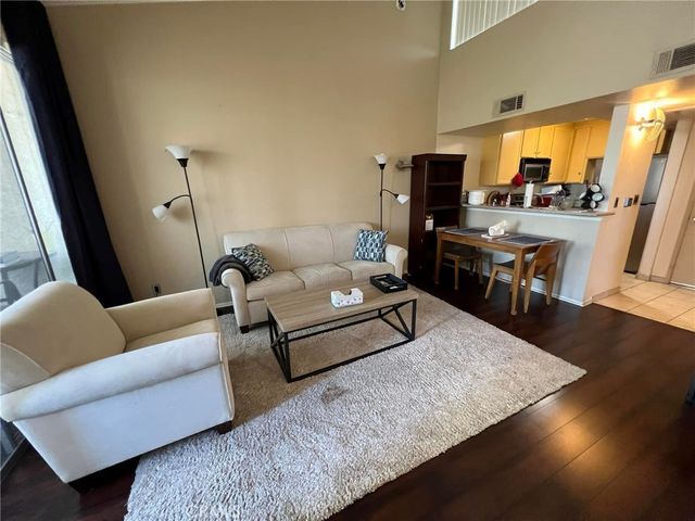 5325 Newcastle 330, Encino, CA 91316