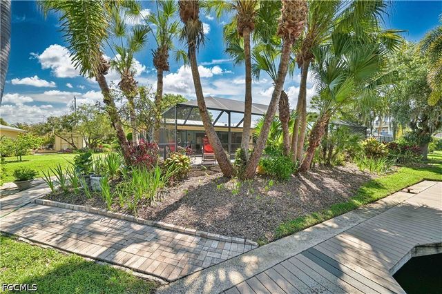 1910 Oak DR, Alva, FL 33920