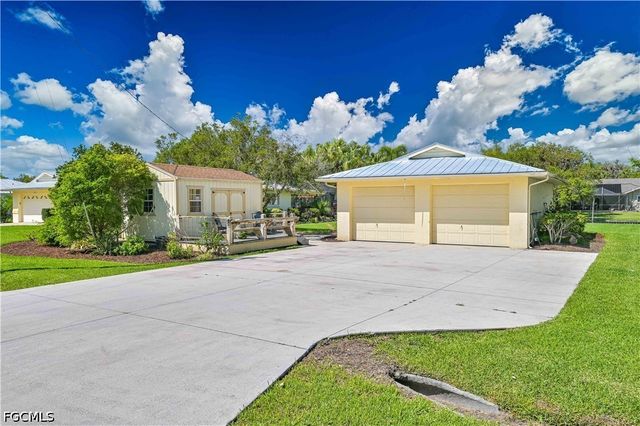 1910 Oak DR, Alva, FL 33920