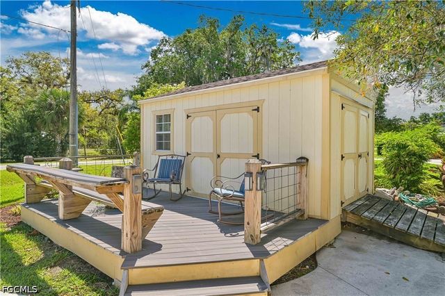 1910 Oak DR, Alva, FL 33920