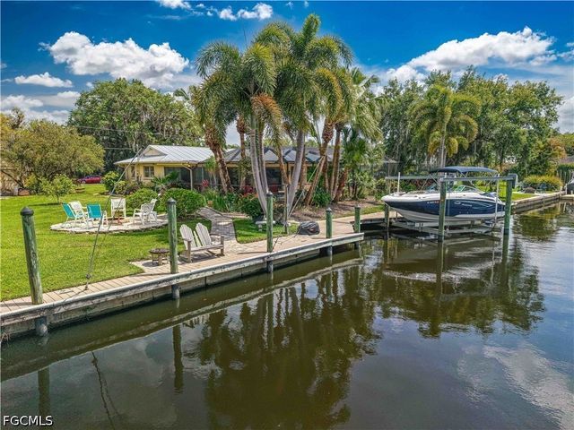 1910 Oak DR, Alva, FL 33920