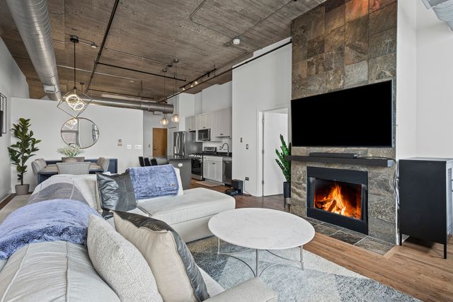 758 N Larrabee Street 718, Chicago, IL 60654