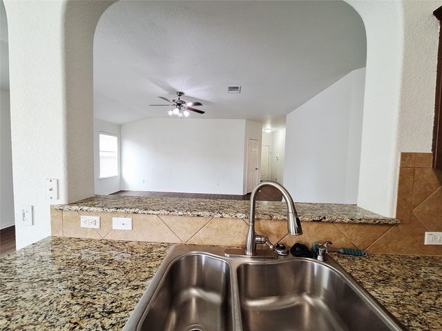 325 Comal RUN, Hutto, TX 78634