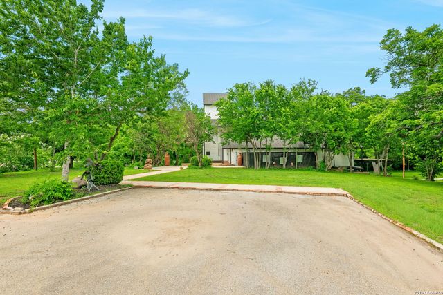 102 Lenz Dr, Seguin, TX 78155