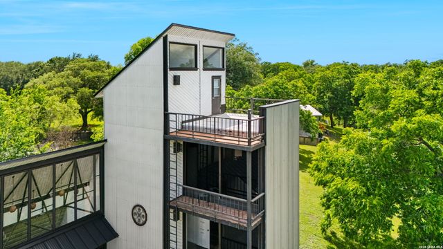 102 Lenz Dr, Seguin, TX 78155