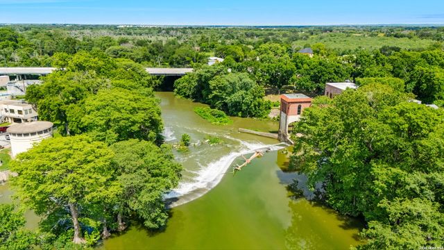 102 Lenz Dr, Seguin, TX 78155