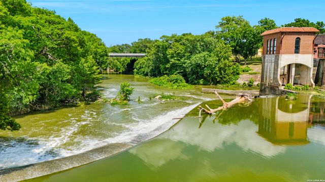 102 Lenz Dr, Seguin, TX 78155