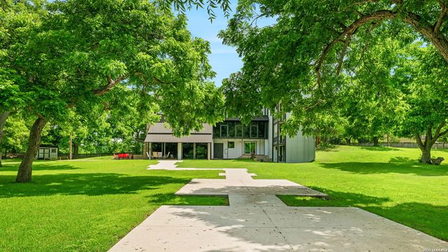102 Lenz Dr, Seguin, TX 78155