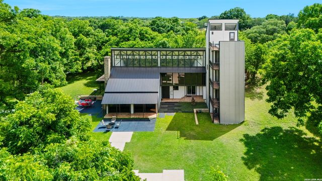 102 Lenz Dr, Seguin, TX 78155