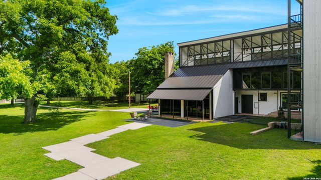 102 Lenz Dr, Seguin, TX 78155