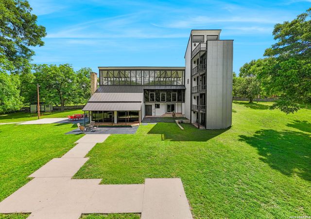 102 Lenz Dr, Seguin, TX 78155