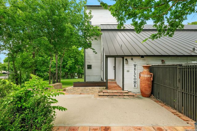 102 Lenz Dr, Seguin, TX 78155