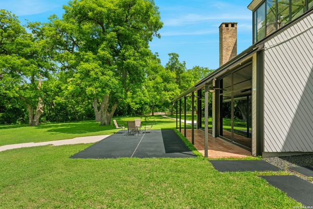102 Lenz Dr, Seguin, TX 78155