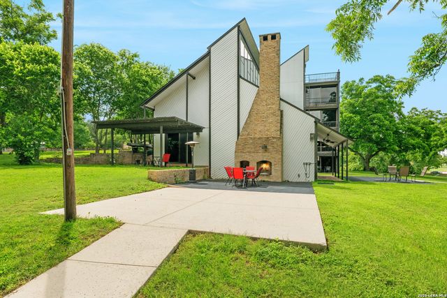 102 Lenz Dr, Seguin, TX 78155