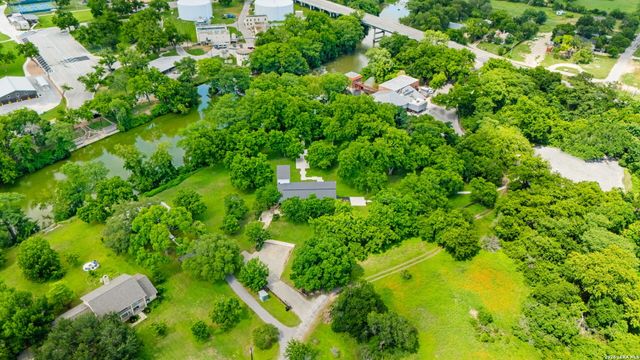 102 Lenz Dr, Seguin, TX 78155