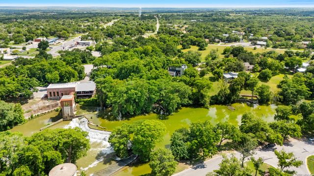 102 Lenz Dr, Seguin, TX 78155