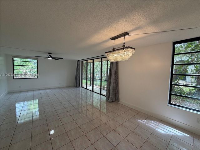 400 Commodore Dr 101, Plantation, FL 33325