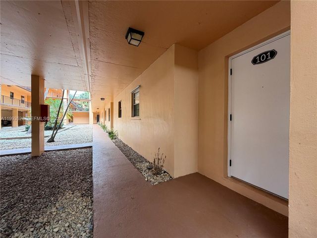 400 Commodore Dr 101, Plantation, FL 33325