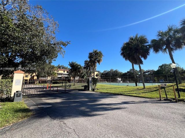 400 Commodore Dr 101, Plantation, FL 33325