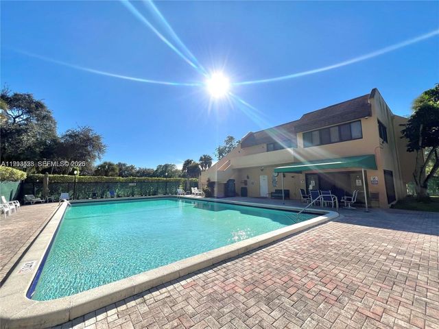 400 Commodore Dr 101, Plantation, FL 33325