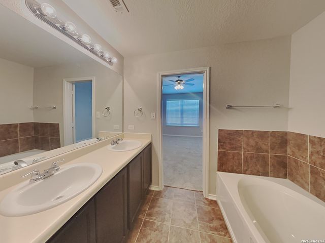 5706 ESPADA CLF, San Antonio, TX 78222