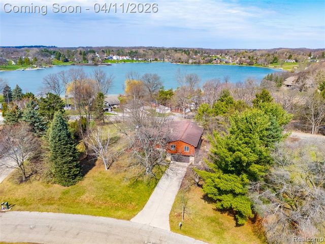 11509 Nora Drive, Fenton, MI 48430