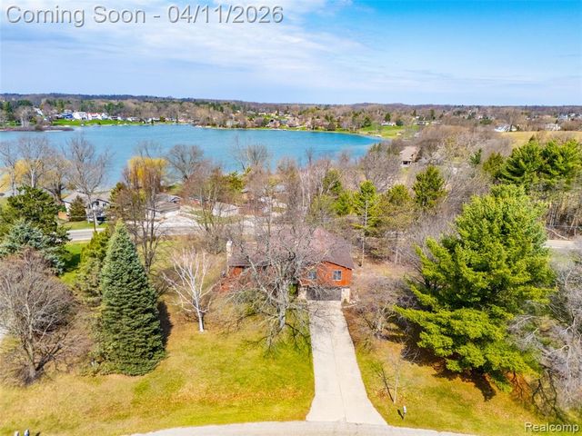 11509 Nora Drive, Fenton, MI 48430