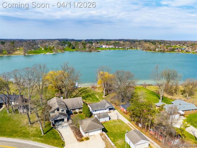 11509 Nora Drive, Fenton, MI 48430