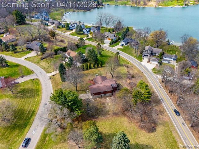 11509 Nora Drive, Fenton, MI 48430