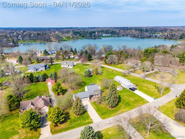 11509 Nora Drive, Fenton, MI 48430