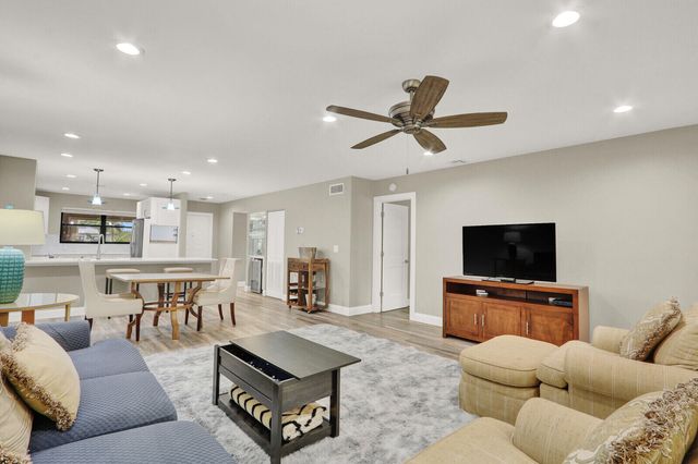 12910 Briarlake Circle 203, Palm Beach Gardens, FL 33418