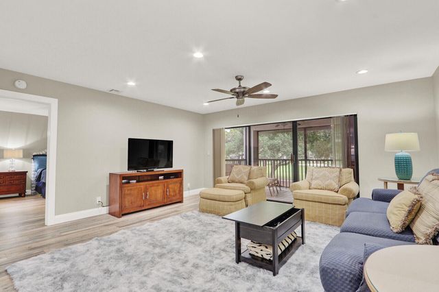 12910 Briarlake Circle 203, Palm Beach Gardens, FL 33418