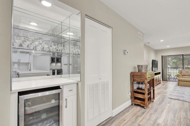 12910 Briarlake Circle 203, Palm Beach Gardens, FL 33418