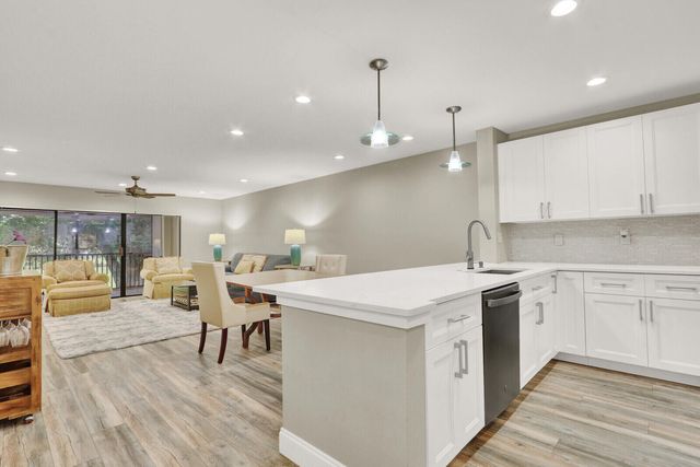 12910 Briarlake Circle 203, Palm Beach Gardens, FL 33418