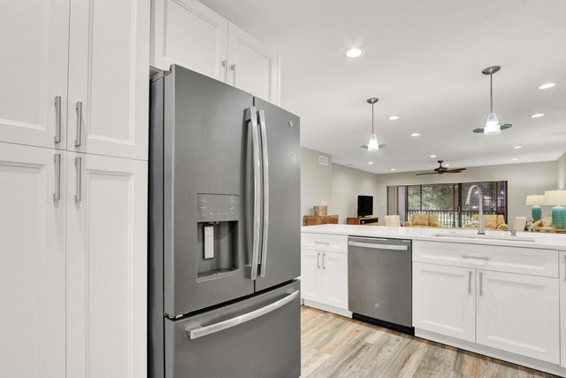 12910 Briarlake Circle 203, Palm Beach Gardens, FL 33418