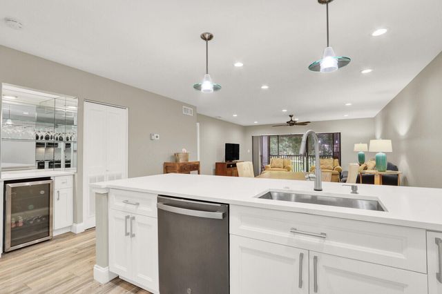 12910 Briarlake Circle 203, Palm Beach Gardens, FL 33418