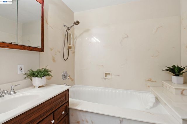 8023 Holanda Ln, Dublin, CA 94568