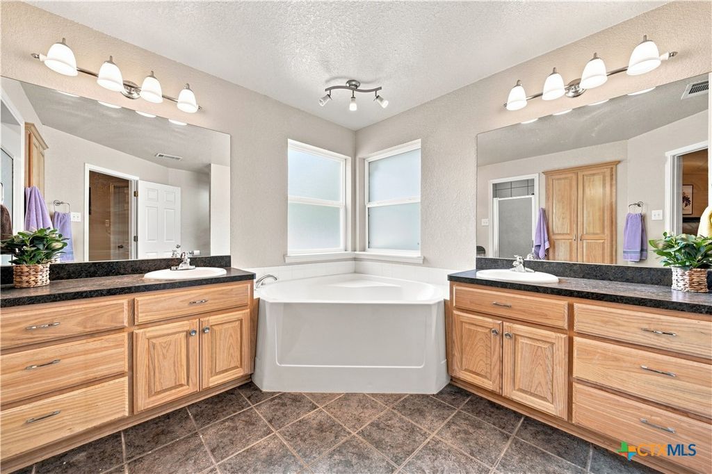 Image 13 of property listing at 910 Cedar Ridge Road, Gatesville, TX 76528