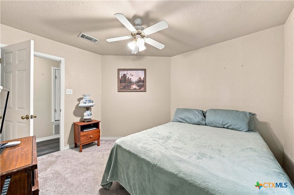 Image 14 of property listing at 910 Cedar Ridge Road, Gatesville, TX 76528