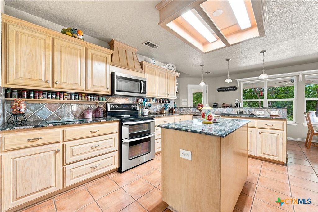 Image 9 of property listing at 910 Cedar Ridge Road, Gatesville, TX 76528