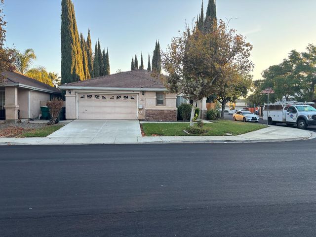 324 Roadrunner Dr, Patterson, CA 95363