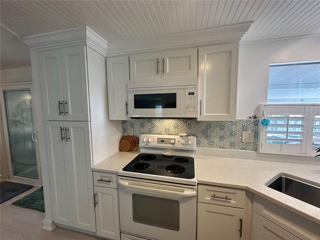 560 ORIENTAL POPPY DRIVE, Venice, FL 34293