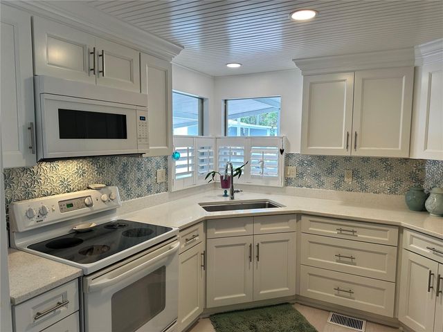 560 ORIENTAL POPPY DRIVE, Venice, FL 34293