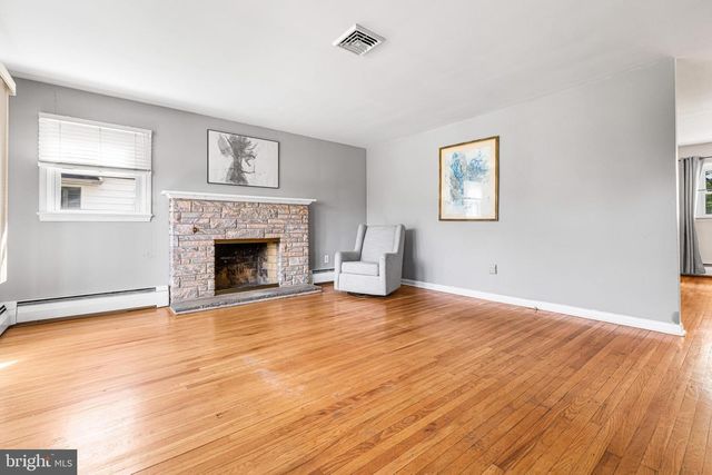 17 RECH AVE, Oreland, PA 19075