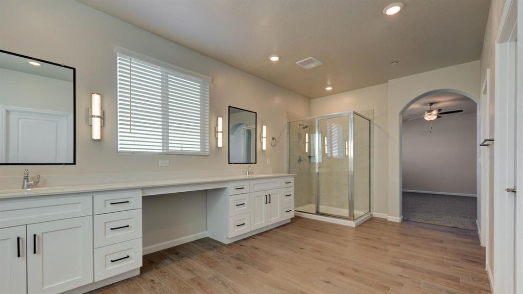 Image 13 of property listing at 7102 W Ashcroft Avenue, Fresno, CA 93723