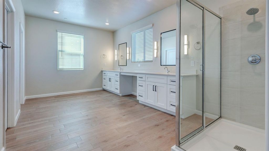 Image 14 of property listing at 7102 W Ashcroft Avenue, Fresno, CA 93723