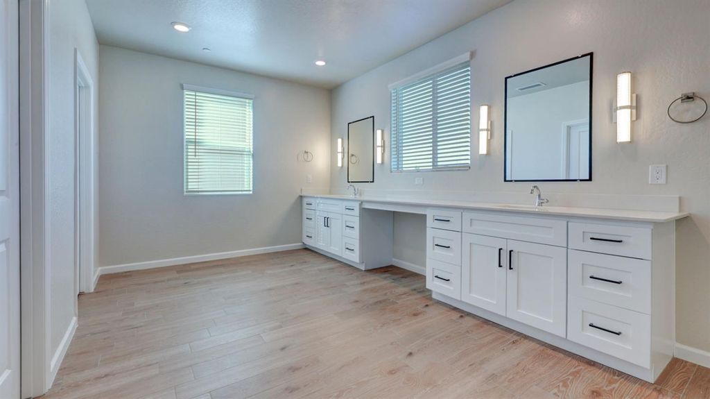 Image 15 of property listing at 7102 W Ashcroft Avenue, Fresno, CA 93723
