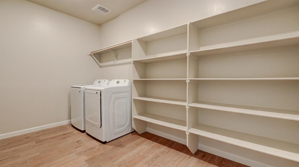 Image 21 of property listing at 7102 W Ashcroft Avenue, Fresno, CA 93723