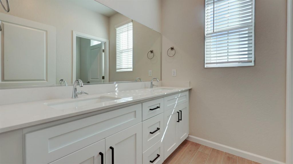 Image 22 of property listing at 7102 W Ashcroft Avenue, Fresno, CA 93723