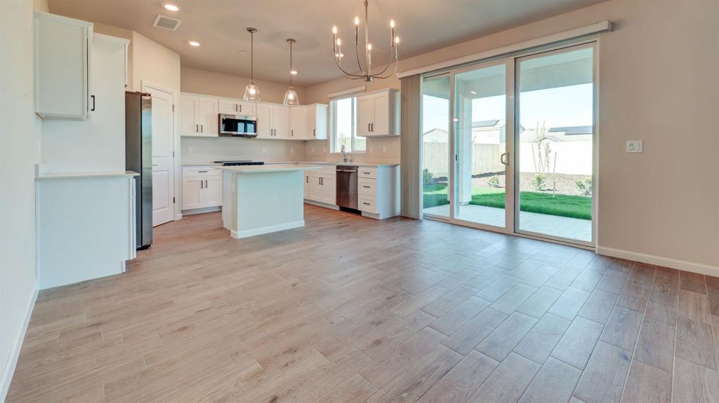Image 3 of property listing at 7102 W Ashcroft Avenue, Fresno, CA 93723